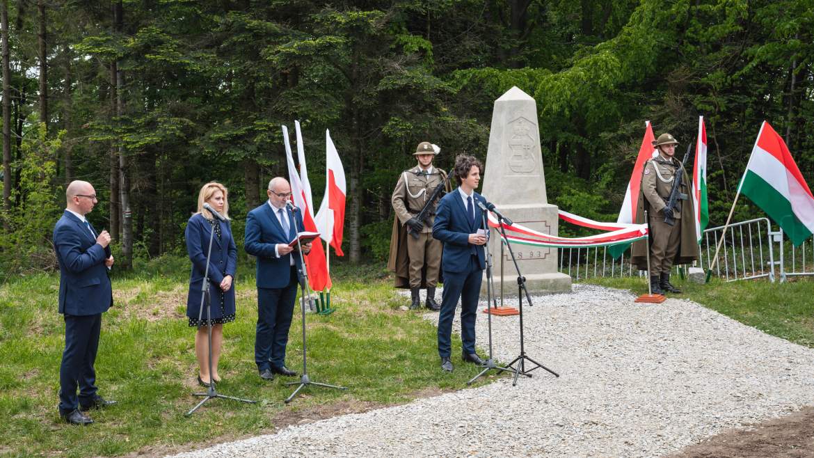 2021-06-02 Palotai-hágó határkő határoszlop felújítás lengyel-magyar barátság