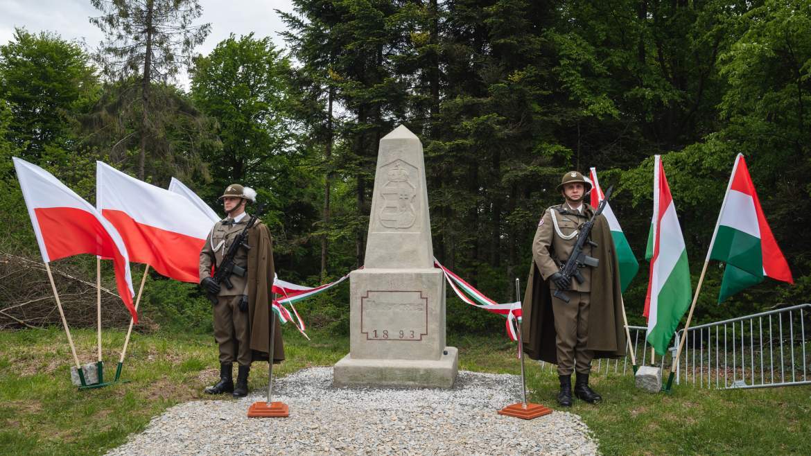 2021-06-02 Palotai-hágó határkő határoszlop felújítás lengyel-magyar barátság