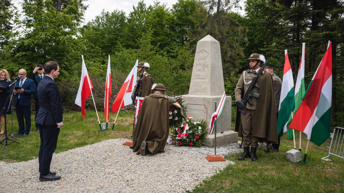 2021-06-02 Palotai-hágó határkő határoszlop felújítás lengyel-magyar barátság