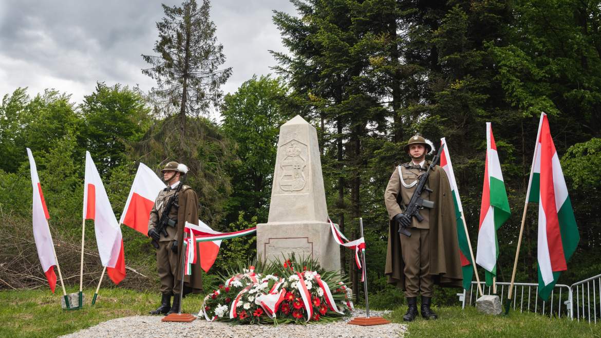 2021-06-02 Palotai-hágó határkő határoszlop felújítás lengyel-magyar barátság