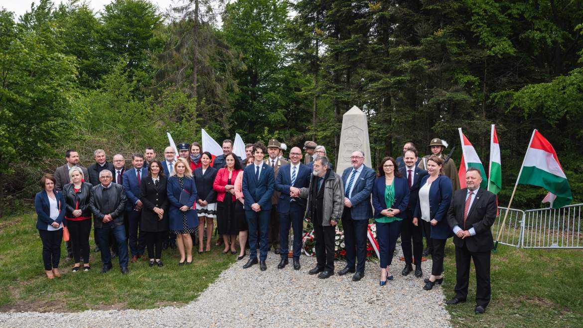 2021-06-02 Palotai-hágó határkő határoszlop felújítás lengyel-magyar barátság