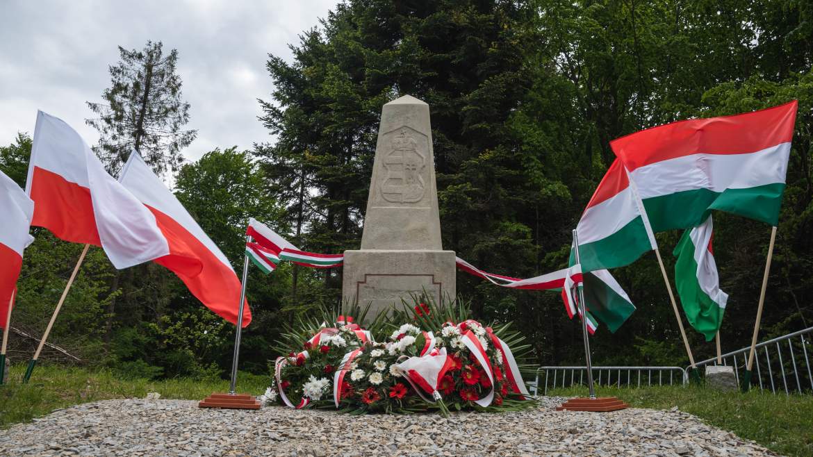 2021-06-02 Palotai-hágó határkő határoszlop felújítás lengyel-magyar barátság