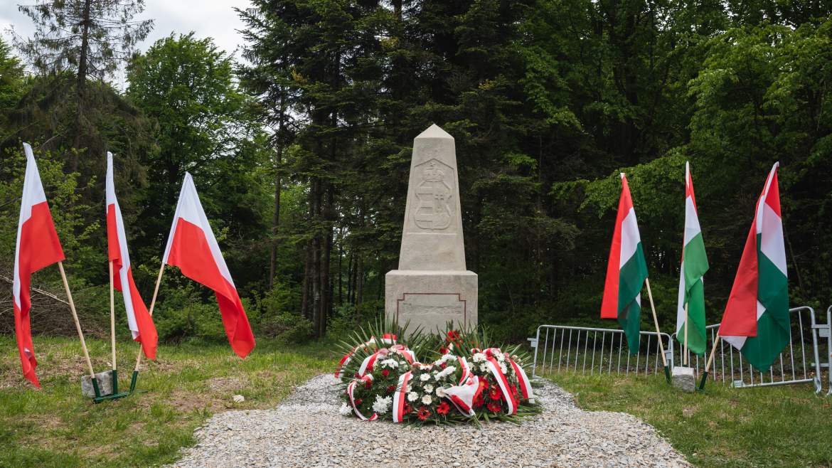 2021-06-02 Palotai-hágó határkő határoszlop felújítás lengyel-magyar barátság