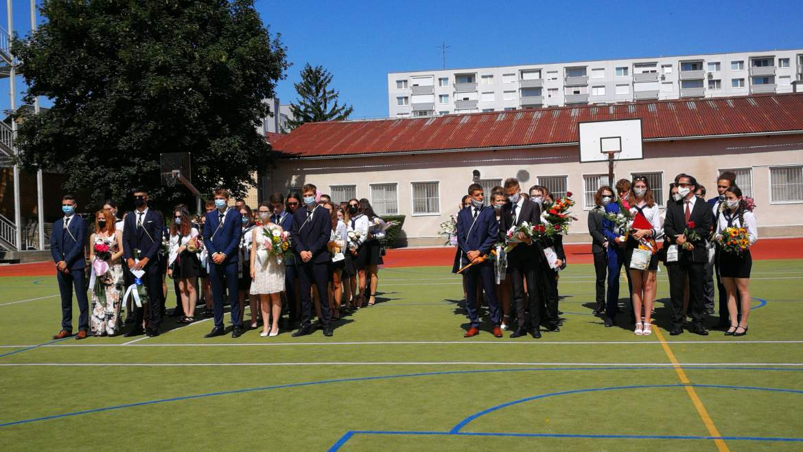 A ballagó négy osztály az osztályfőnökökkel