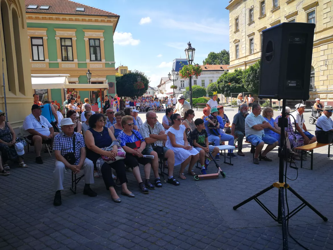 A perzselő kánikulában árnyékba húzódott a hallgatóság. 