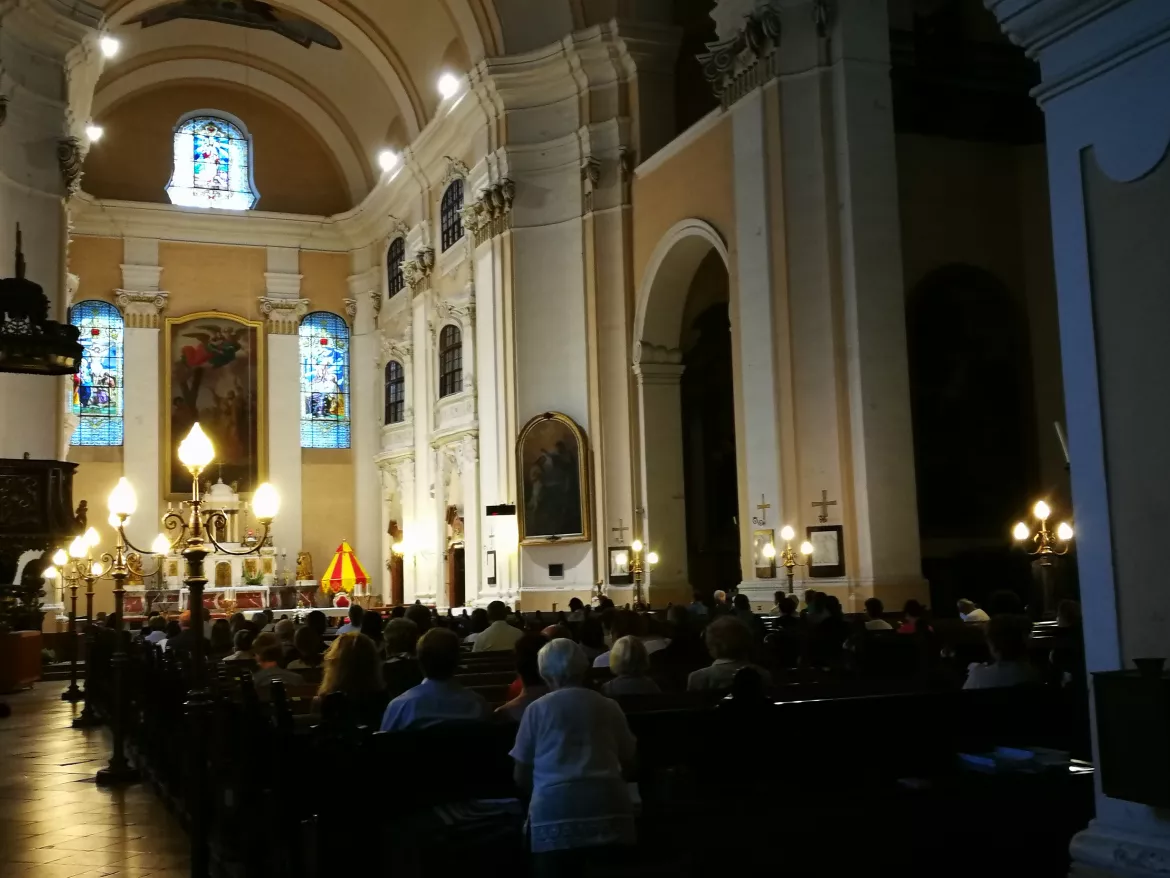 A bazilikába betérők esti félhomályban élvezték az orgona- és trombitaszót. 