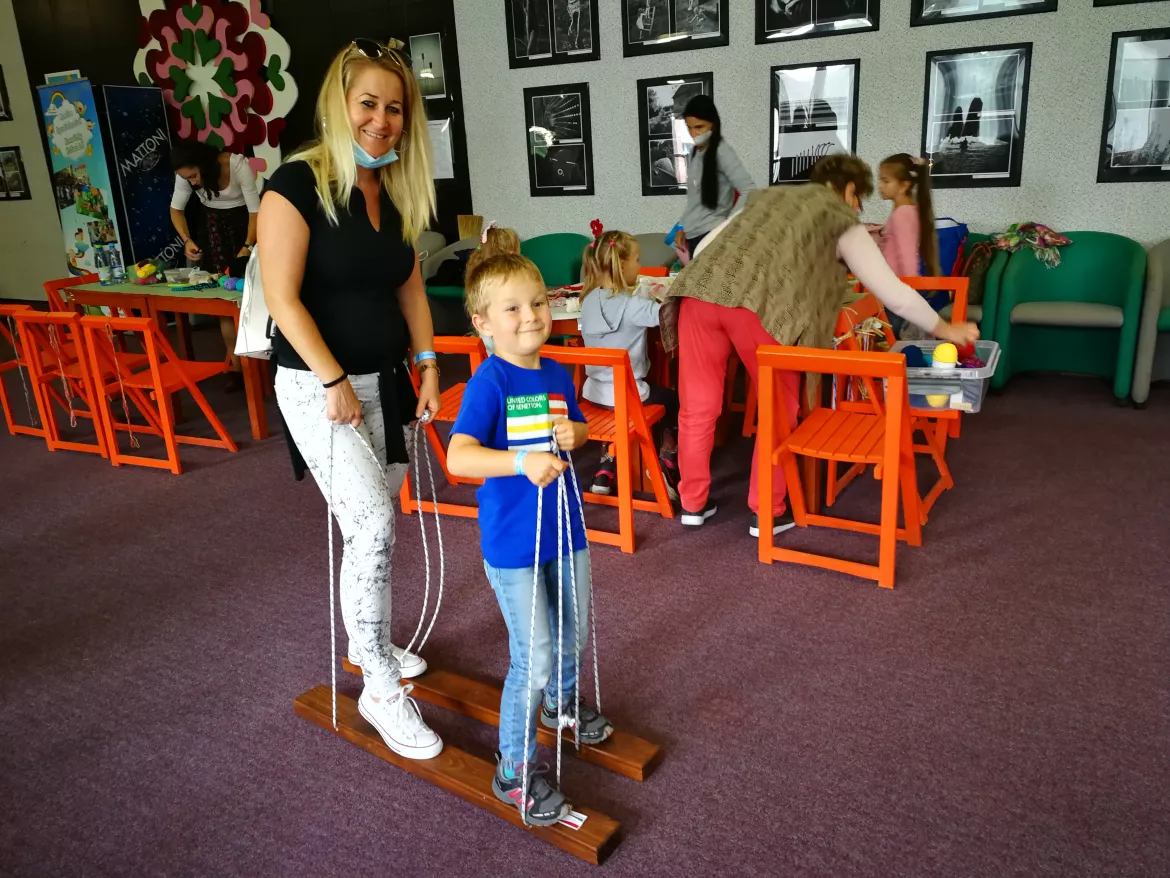 Az "örökifjú" szülők is szívesen kipróbáltak pár játékot a gyermekeikkel.