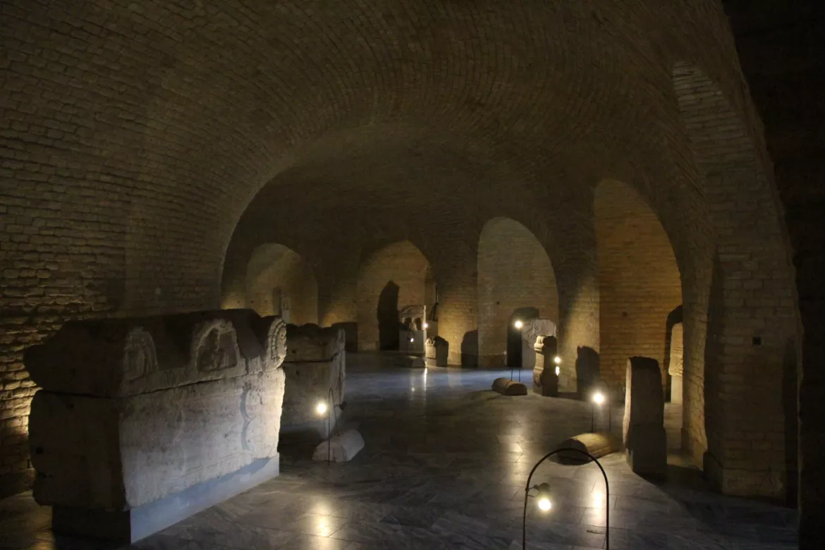 Római kori szarkofágok díszkivilágításban