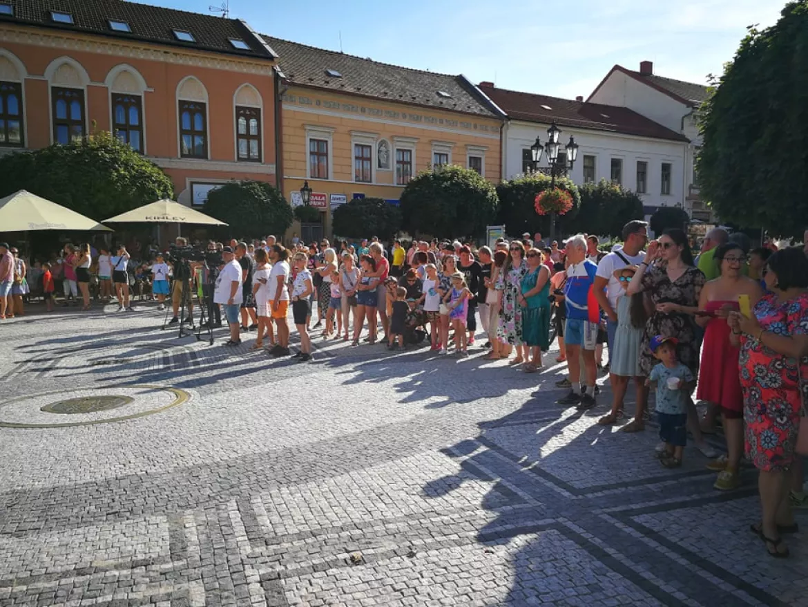 A Covid-járvány miatt régen voltak ilyen sokan a Klapka téren. 