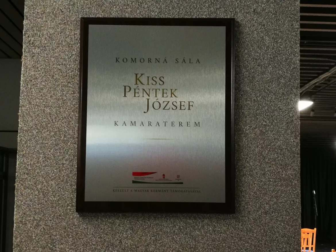 Az új kamaraterem létét jelző tábla
