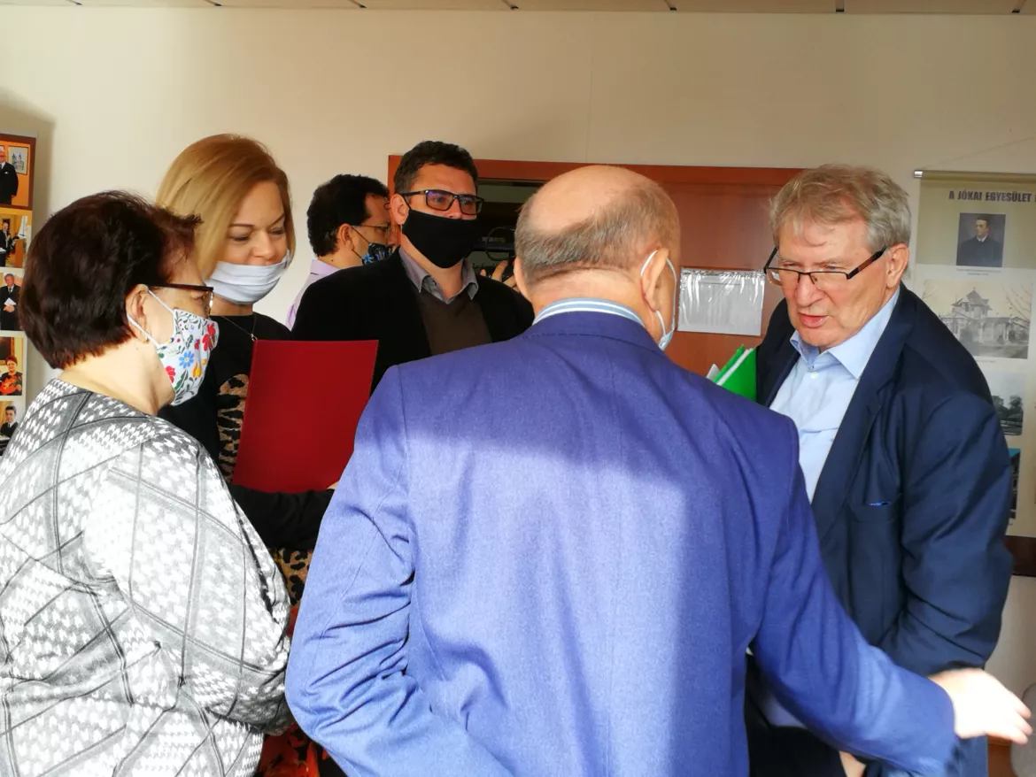 Tárlatnyitóval kezdődött a „Jókai Egyesület“ és az SJE Tanárképző Kara közti együttműködés