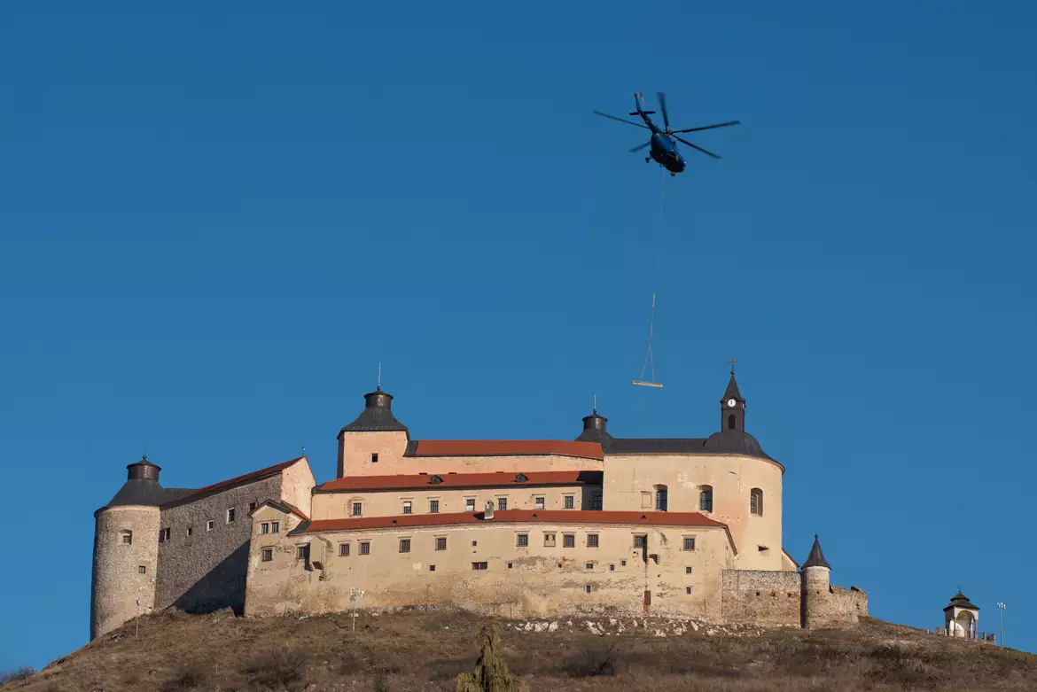 2021-12-08 Krasznahorka, Krasznahorka vára, daru, elszállítás, helikopter