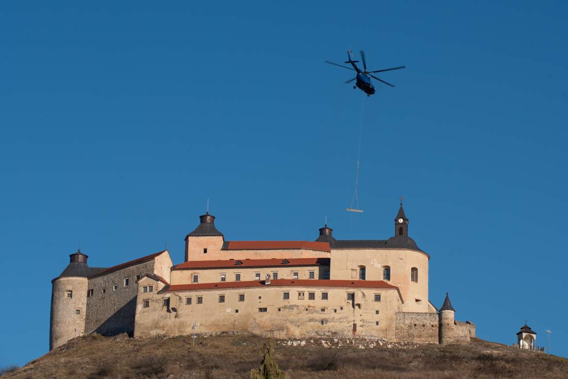 2021-12-08 Krasznahorka, Krasznahorka vára, daru, elszállítás, helikopter