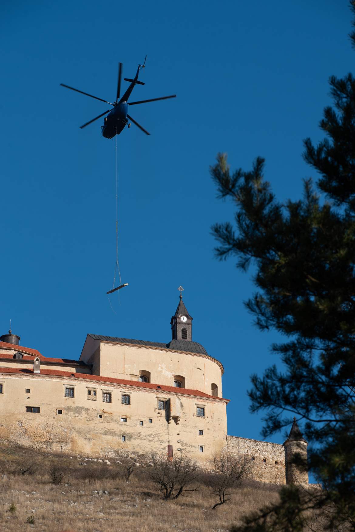 2021-12-08 Krasznahorka, Krasznahorka vára, daru, elszállítás, helikopter