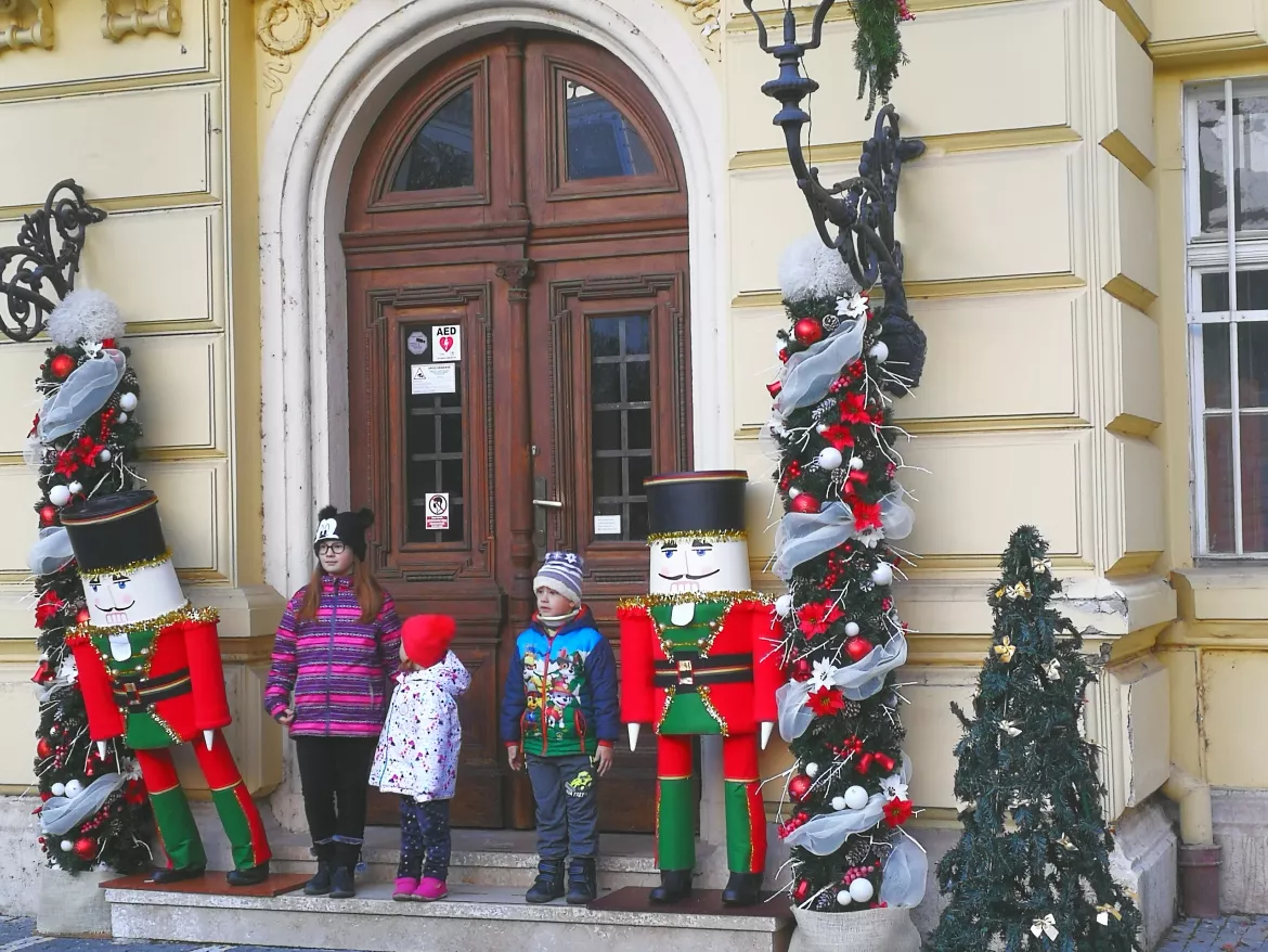  A Mikulás országzár idején sem tétlenkedett, mosolyt csalt a gyermekek arcára