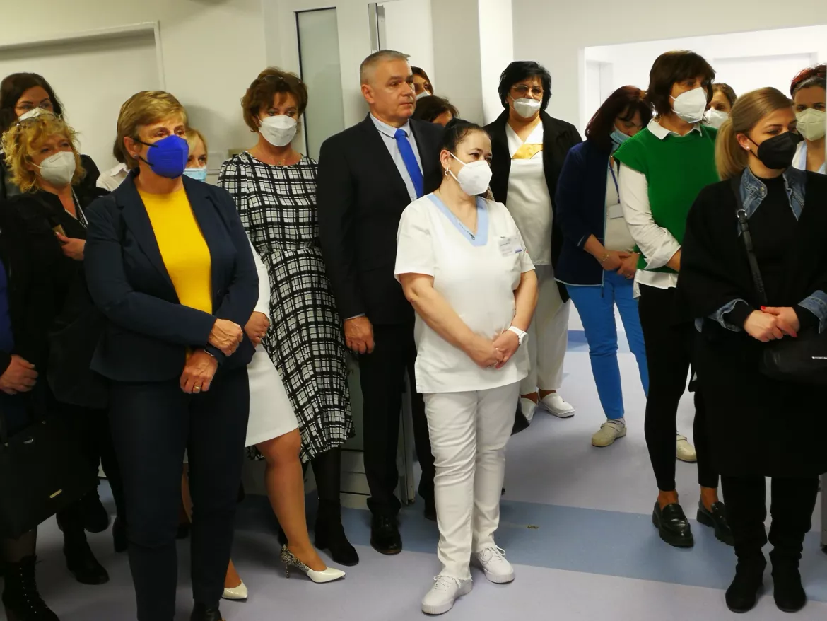 Átadták a komáromi kórház felújított sugárterápiás és klinikai onkológiai osztályát, s letették az MR részleg alapkövét