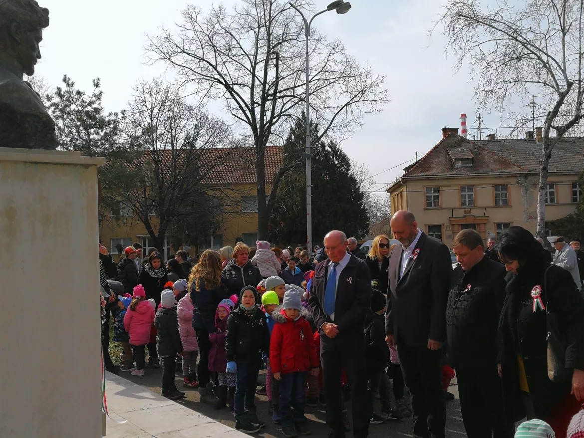 Közös versmondással, énekléssel, koszorúzással ünnepeltek Komárom óvodásai, kis- és nagydiákjai - FOTÓGALÉRIÁVAL