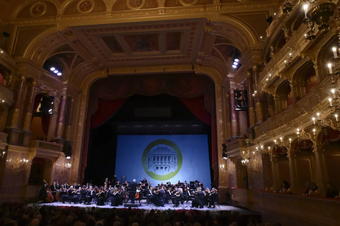 Plácido Domingo vezényli a Magyar Állami Operaház Zenekarát a dalszínház felújított főépületének avatása alkalmából adott ünnepi gálán