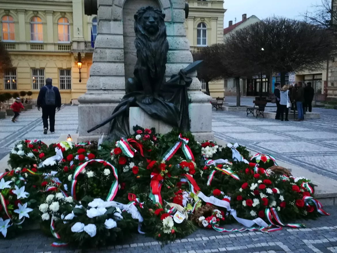 Komáromi megemlékezés a Jókai- és a Klapka-szobornál: „Legyen béke, szabadság és egyetértés!“ KÉPGALÉRIÁVAL