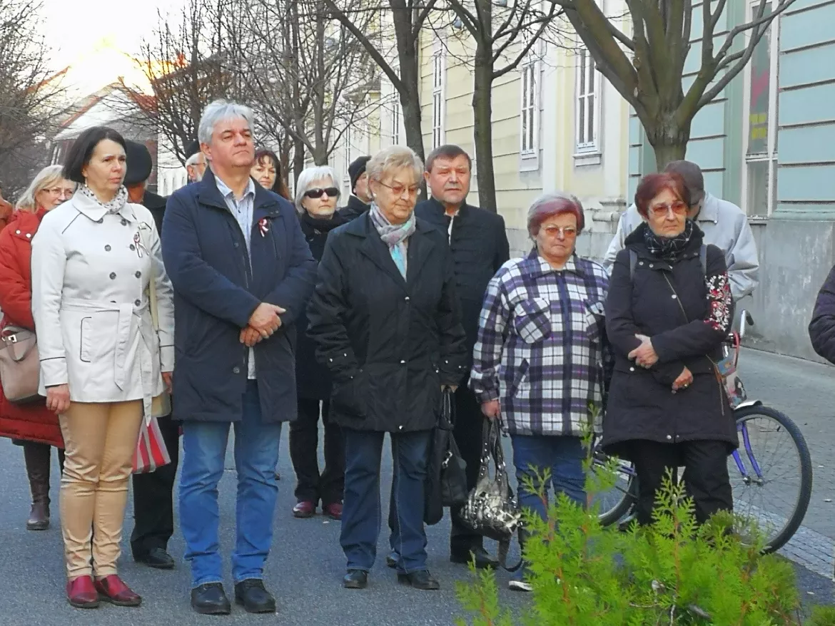 Koszorúzással, filmvetítéssel, előadással emlékeztek gróf Esterházy János mártír politikusra Komáromban