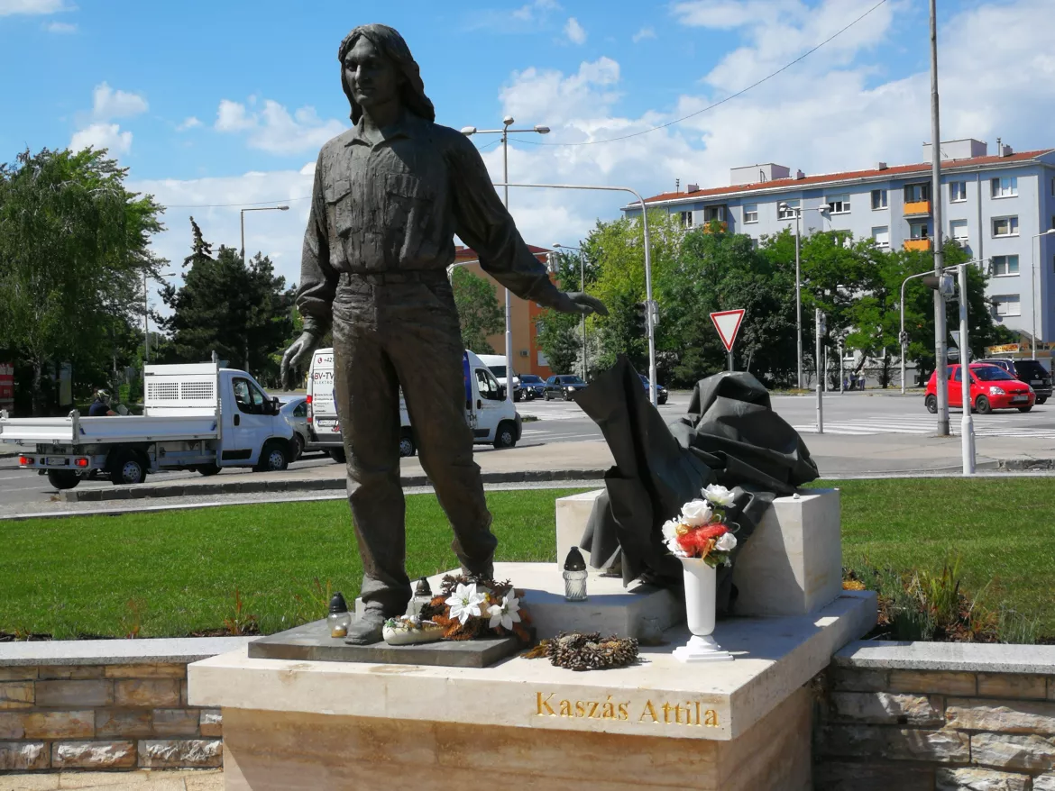 Jubileumi előzönge: megszépült a Jókai Színház előtti térség 