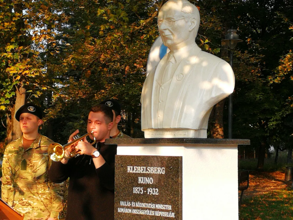 Klebelsberg Kuno-szoboravatás Komáromban: „A városunkat, mint a magyar remény szimbólumát építette fel“