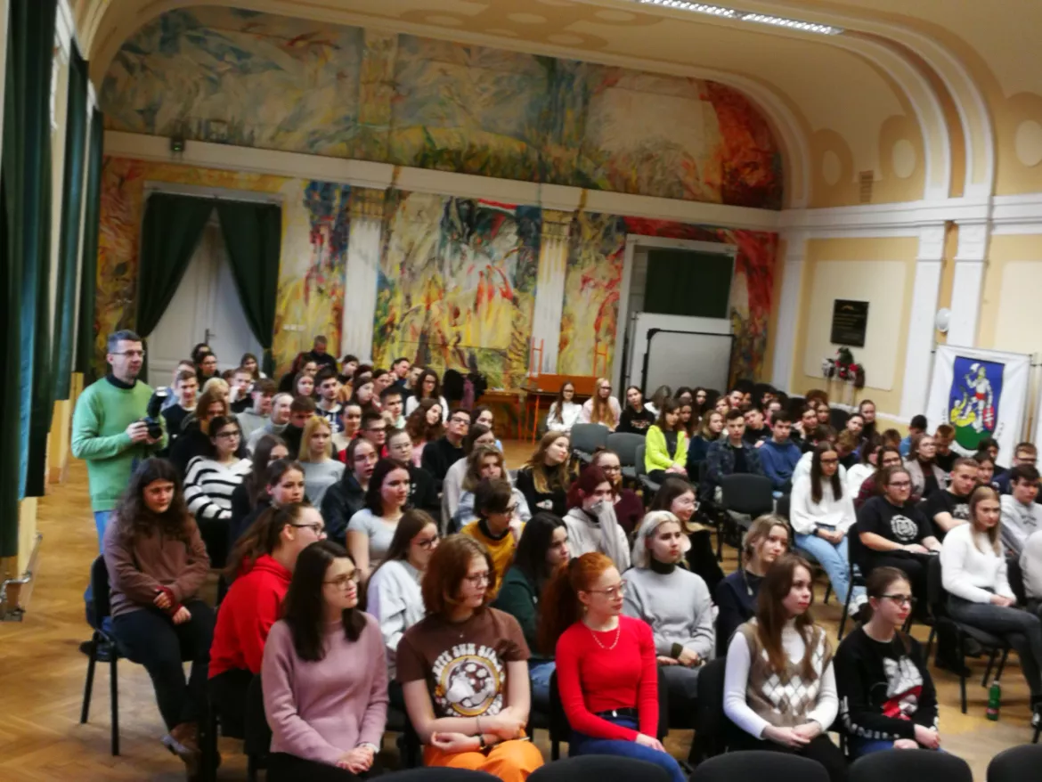 Virtuális hegyi túrán jártak a „selyés” gimisek