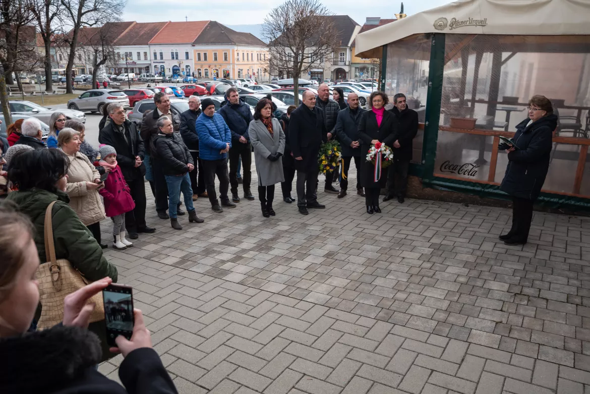 2023-03-07 Rozsnyó, Petőfi 200, tablókiállítás, megnyitó, koszorúzás