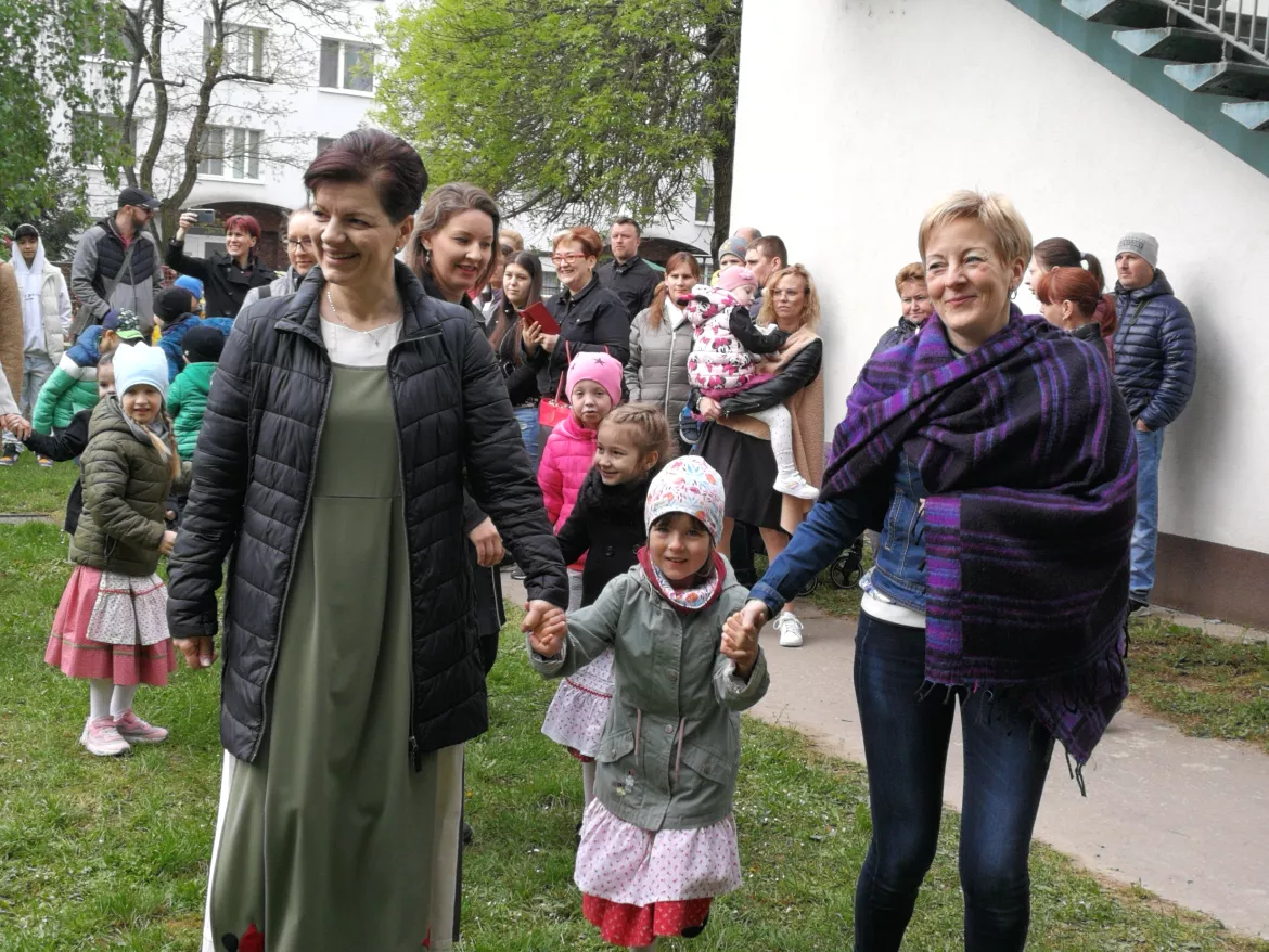 Ovimajális sportpályaavatással és az anyák köszöntésével a komáromi Tulipán Óvo-dában KÉPEKKEL