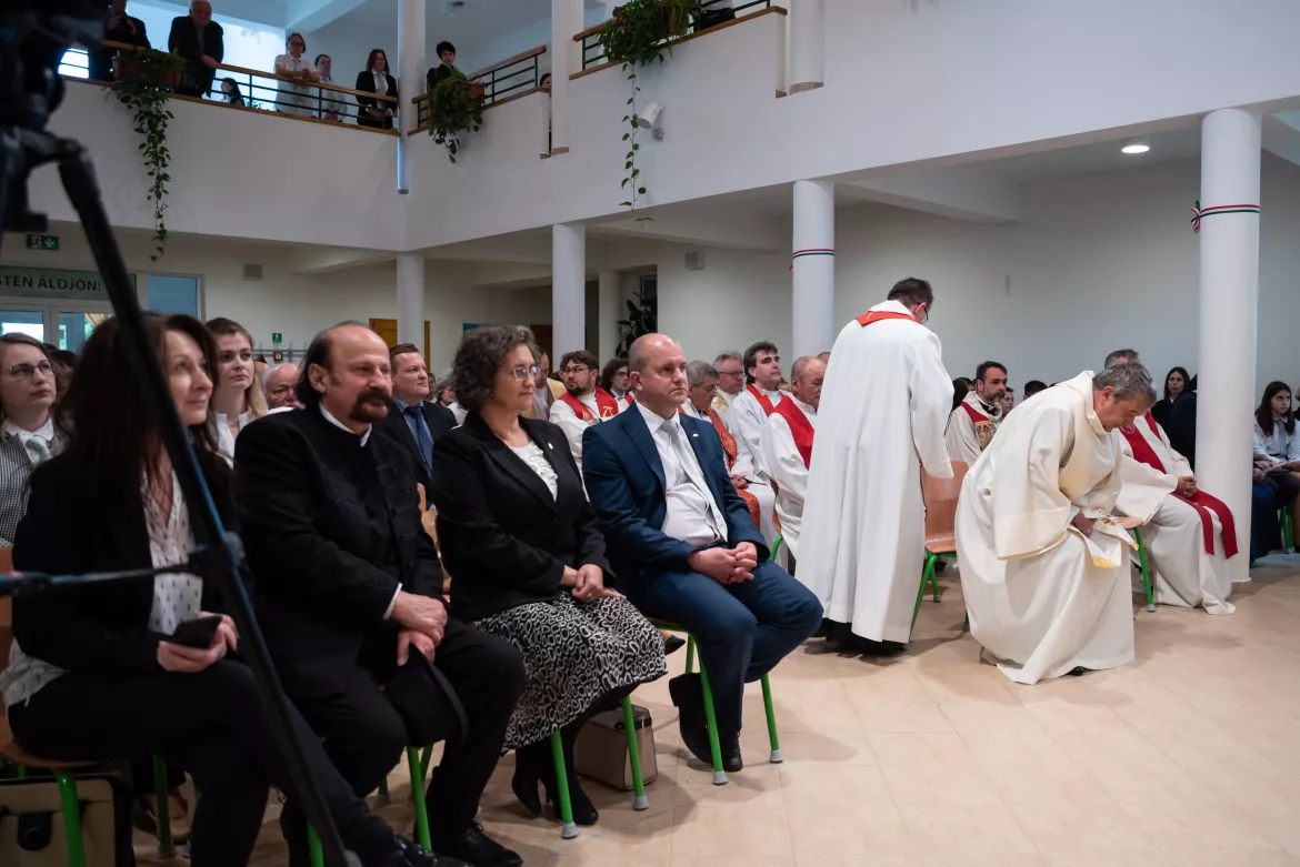 2023-05-16 Szepsi, Boldog Salkaházi Sára Egyházi Iskolaközpont, kápolna, szentelés, Erdő Péter