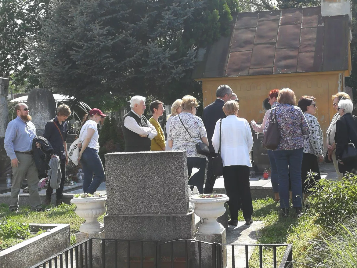 Főhajtás és koszorúzás Harmos Károly felújított komáromi sírjánál KÉPEKKEL