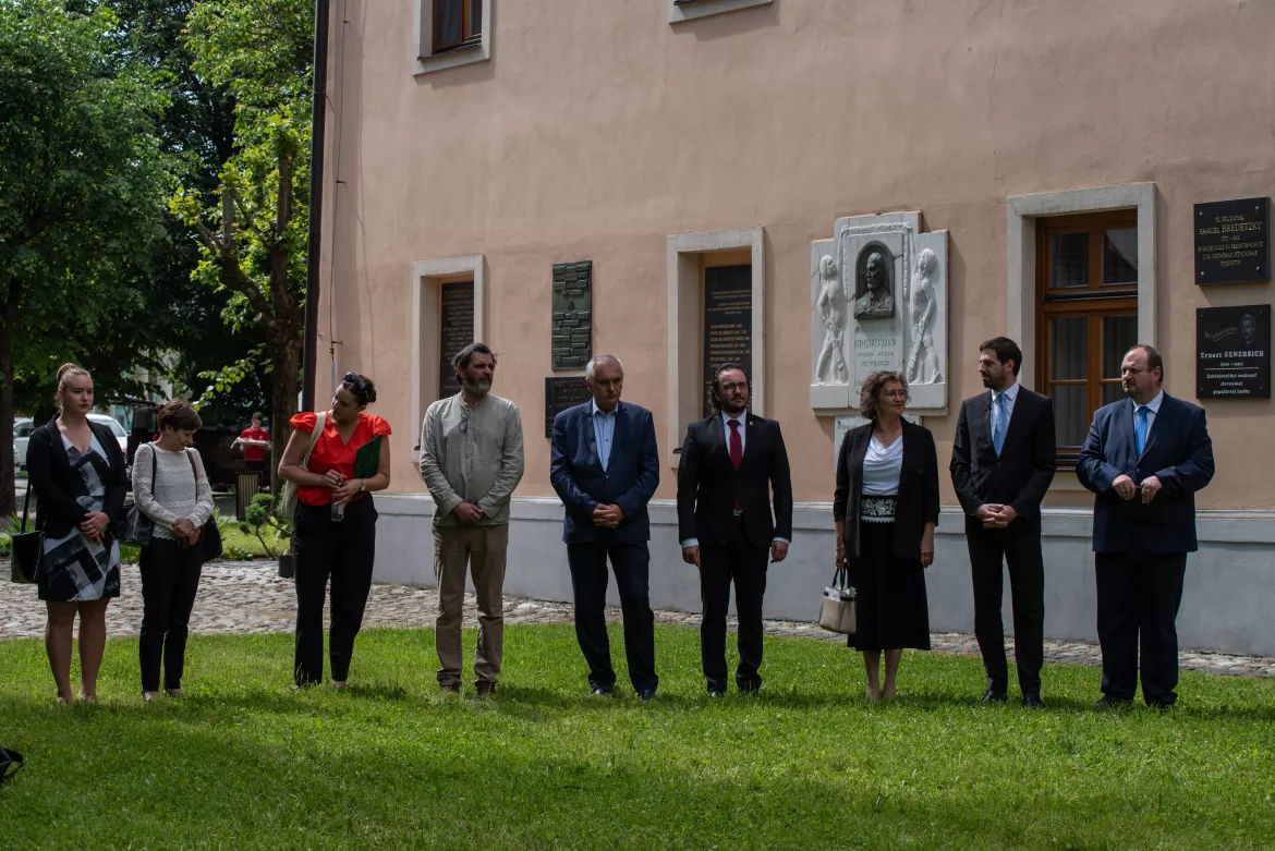 2023-06-26 Késmárk, Petőfi-emléktábla, Petőfi 200