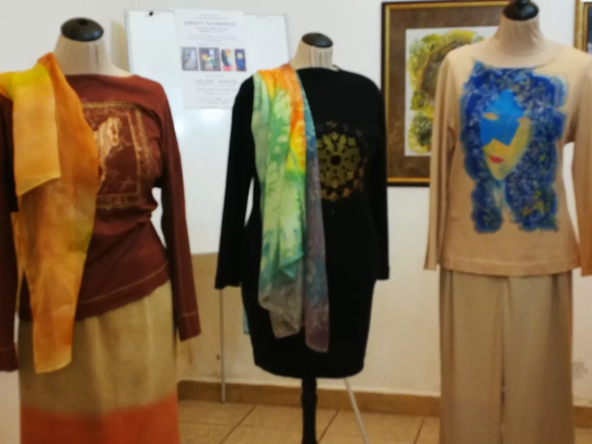 Szilárd Danuta színpompás festményei és egyedi ruhái a komáromi Csemadok Galériában - KÉPEKKEL 