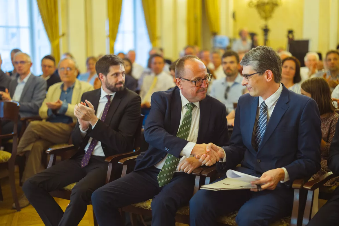 Fiala-Butora János, Németh Zsolt_foto Pro Minoritate-Láng Péter_A díjazottnak Németh Zsolt gratulál