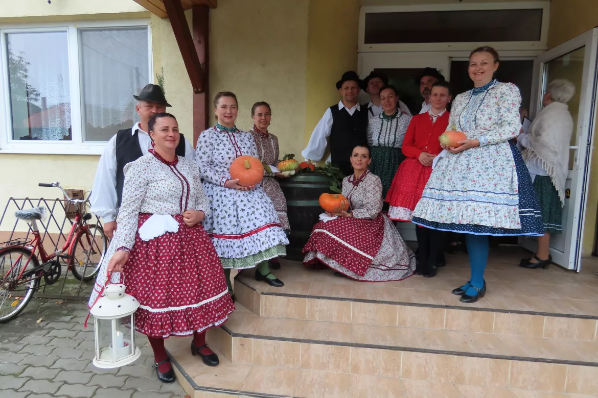 Ebed-szüreti felvonulás