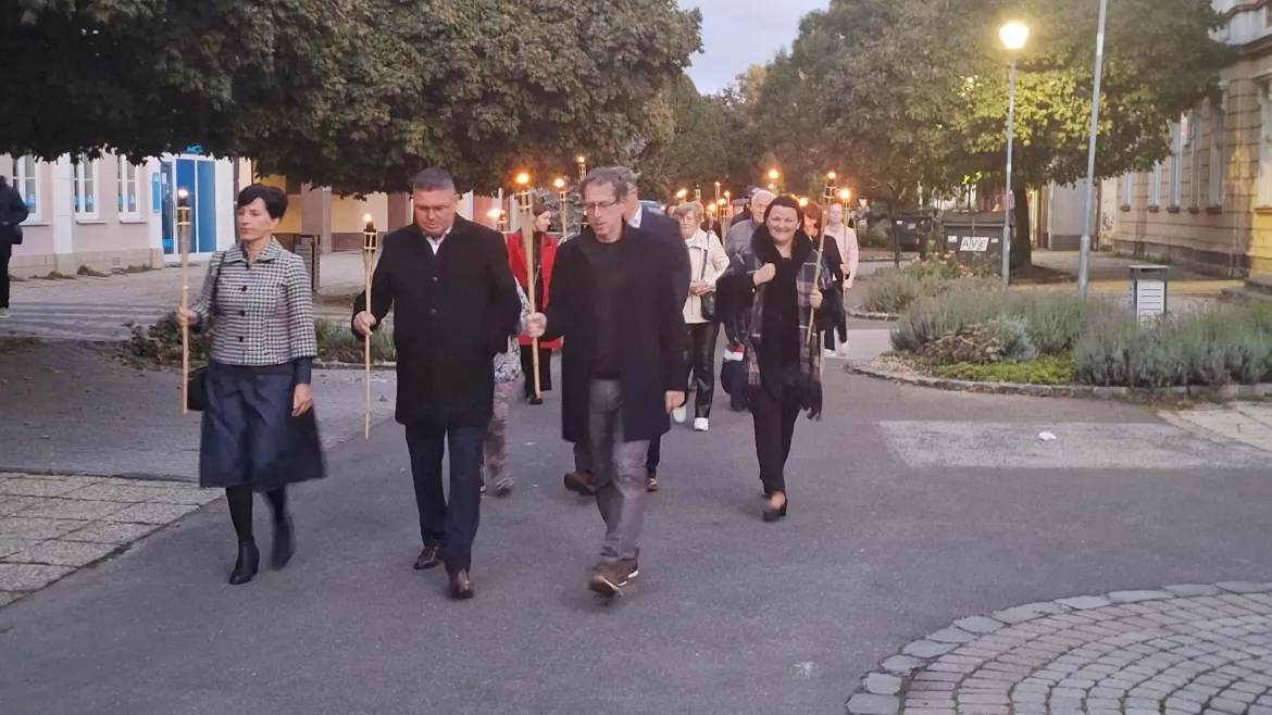 a-faklyas-menet-resztvevoi-kozepen-elol-orosz-csaba-somorja-polgarmestere