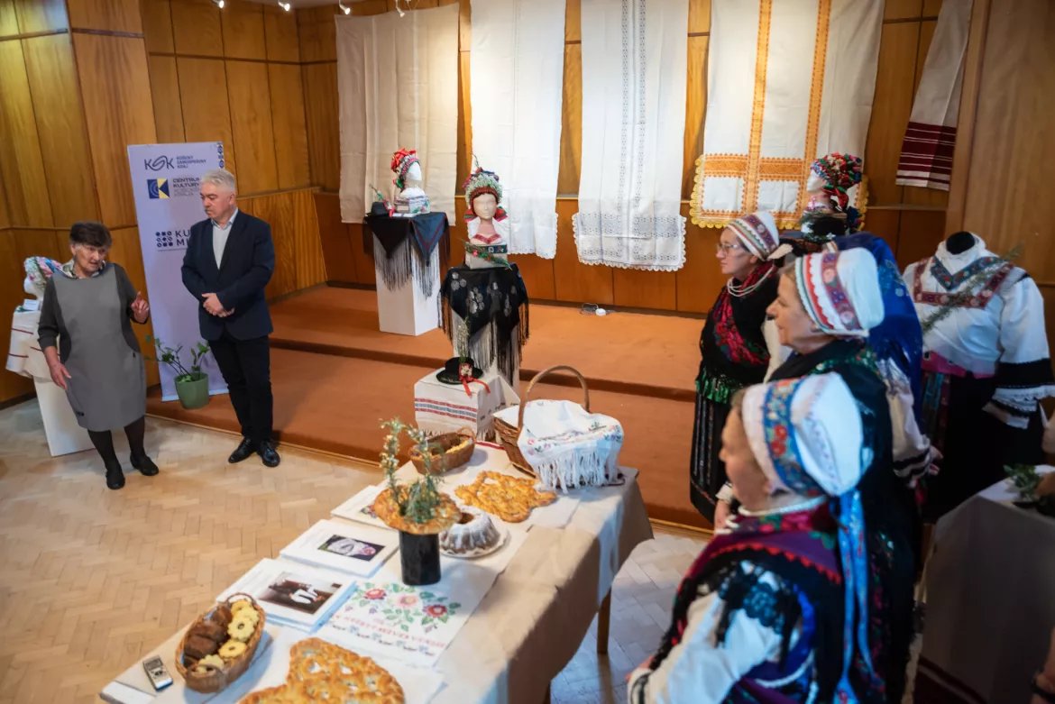 Szepsi, párta, menyasszonyi fejviselet, Feltettík a rozmaring koszorút