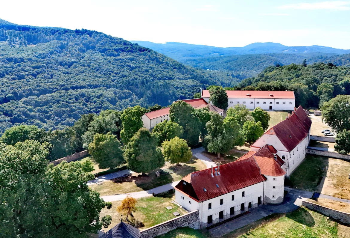 Felvidéki csavargó - Honismeret a Kis-Kárpátok világában II. rész - Drónreptetés a várkastély felett.