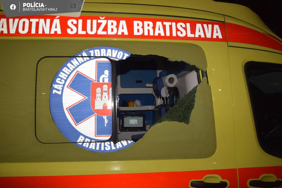 mentő ablakát bedobta