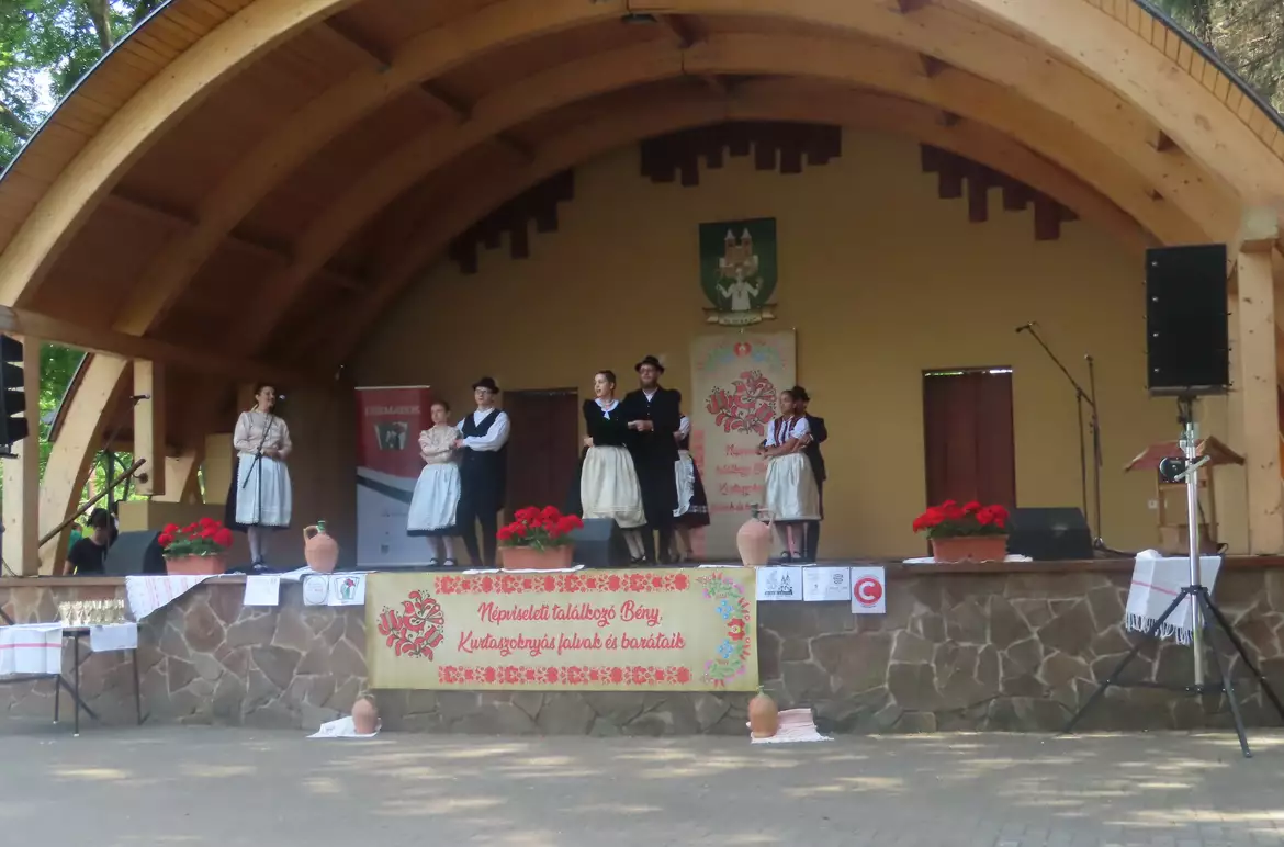 Népviseleti találkozó Bény