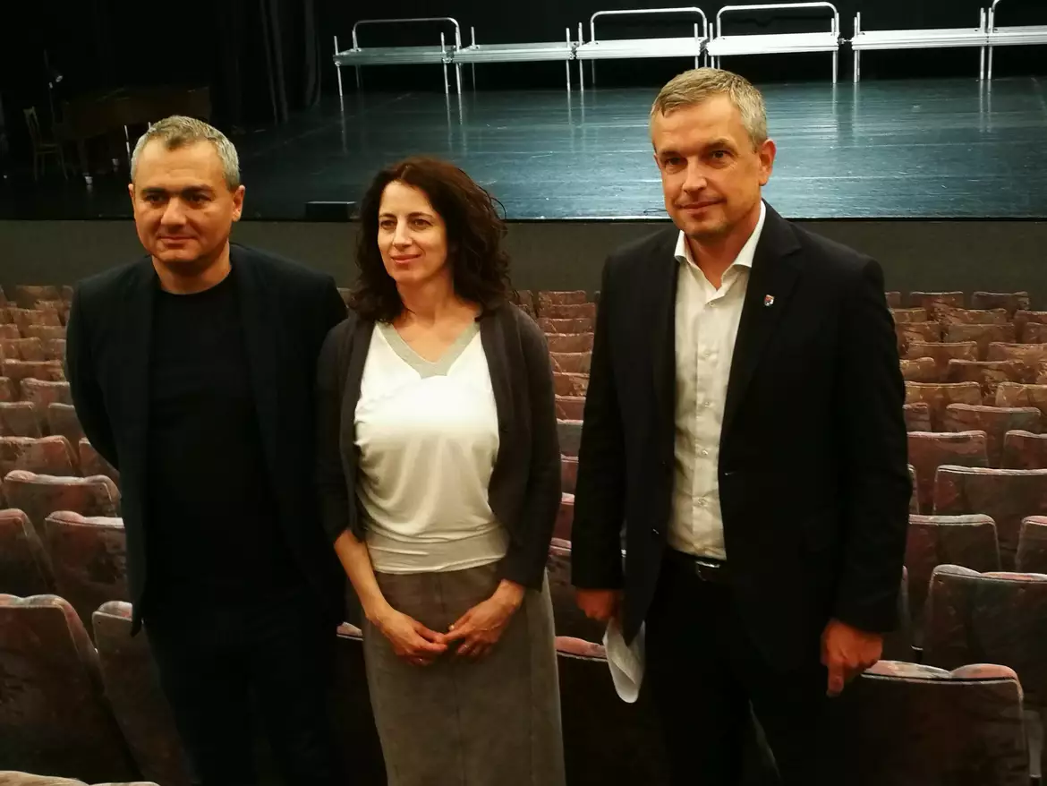 Több szakaszban újul meg az „Egressy“: folyik az emeleti foyer korszerűsítése - KÉPEKKEL