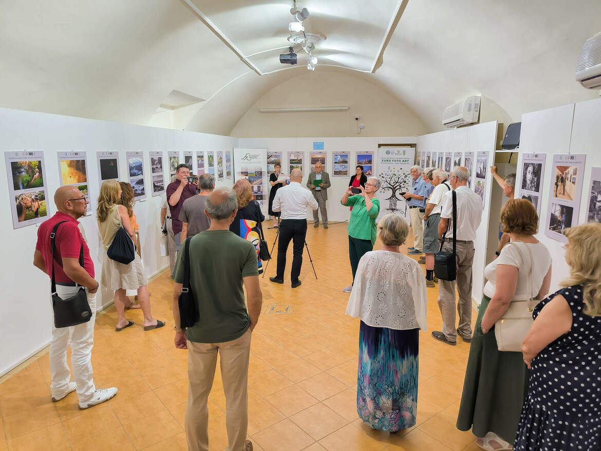 2025-07-24 Kassa, KMFT, Kárpát-medencei Magyar Fotográfiai Társaság, kiállítás, fotókiállítás, MaJel Rovás