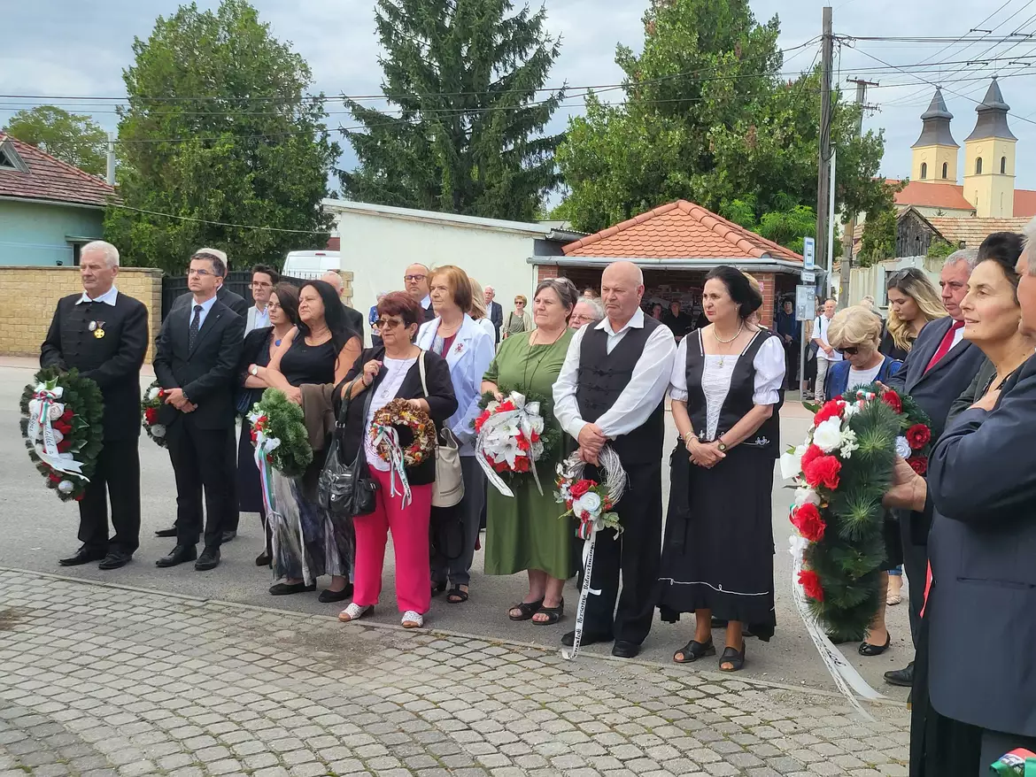 Koszorúzás Szent István Deáki