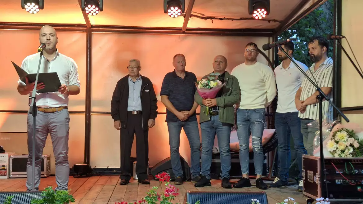 a-diszpolgari-cim-atadasa