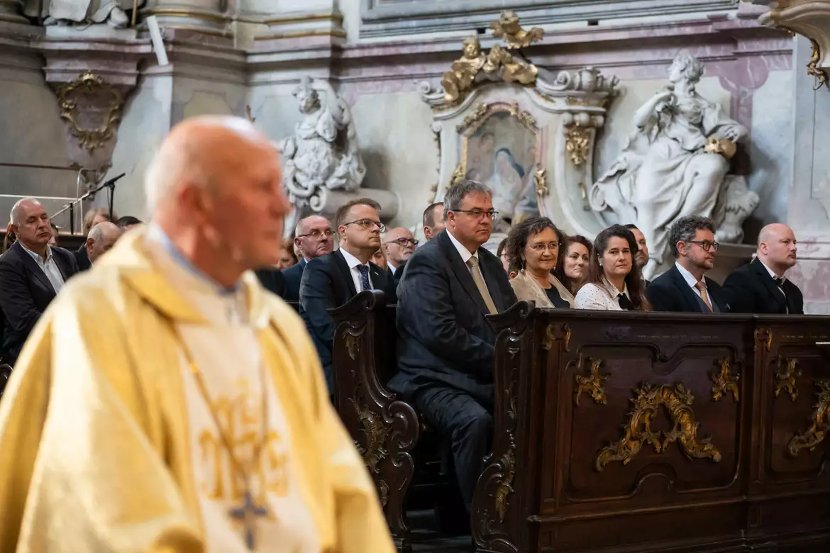 Kiss Endre András, jászói apát, beiktatás, benedikálás, Balogh Csaba, nagykövet, Hetey Ágota, főkonzul
