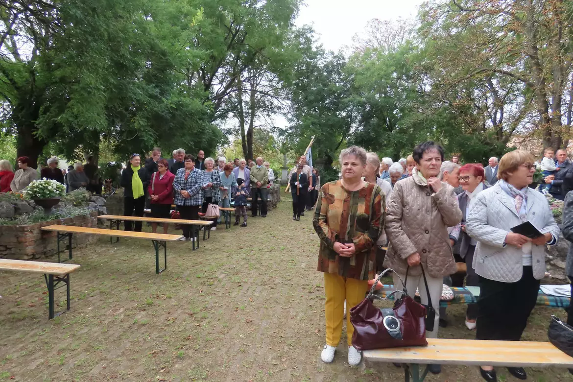 Szőgyéni templomkert