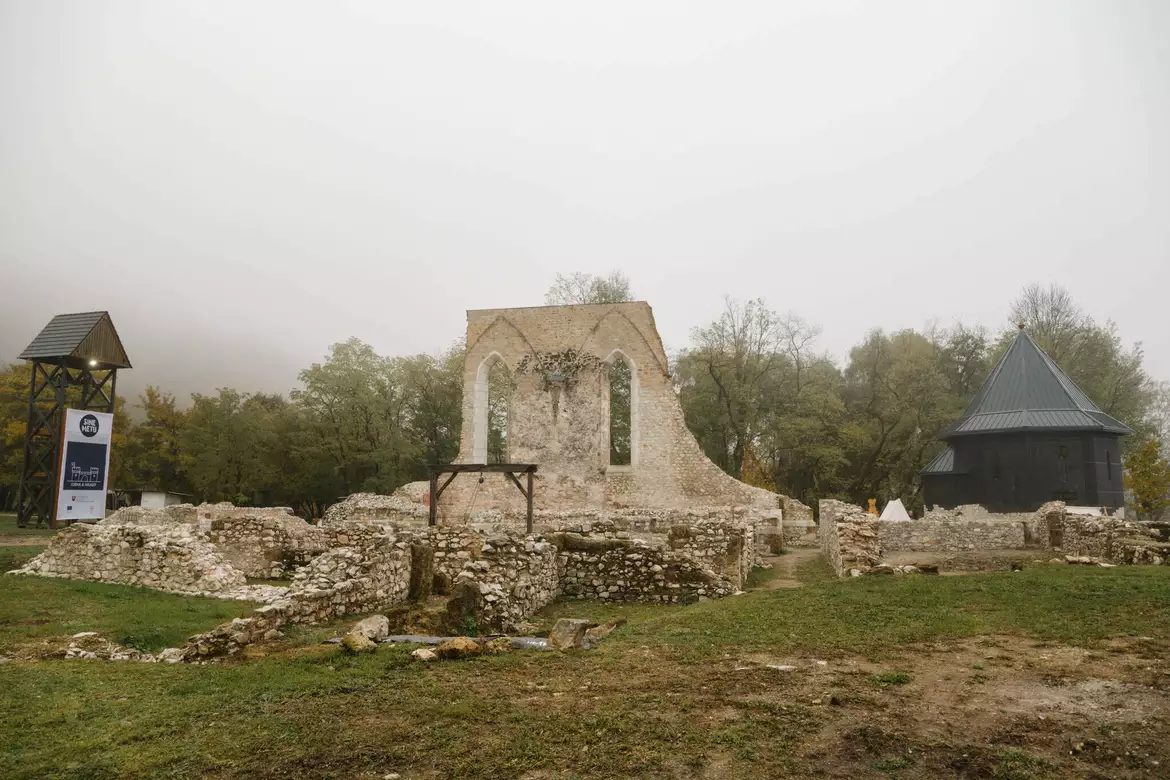Gombaszög, pálos kolostor, kápolna, átadás