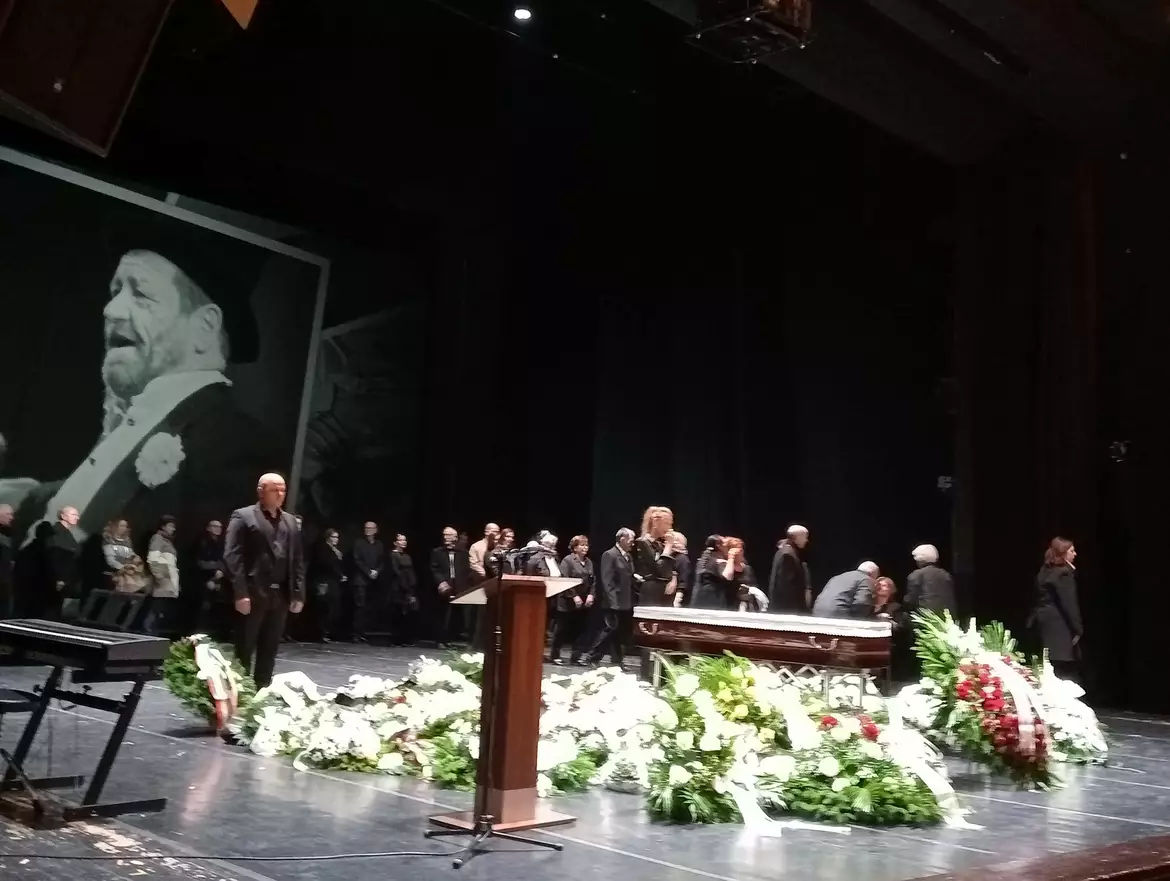 „A színpad, amit annyira szerettél, örökre a tiéd marad“ – végső búcsút vettünk Dráfi Mátyástól - KÉPEKKEL
