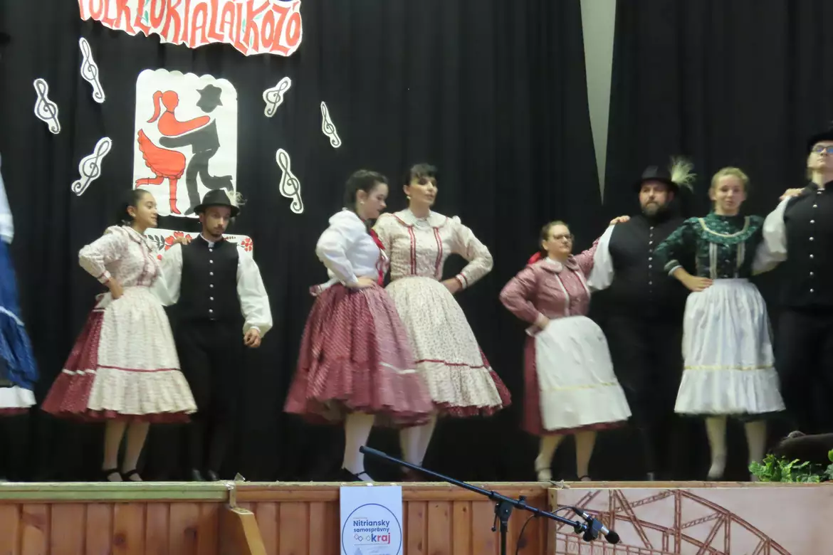 Napraforgó néptáncegyüttes Perbete