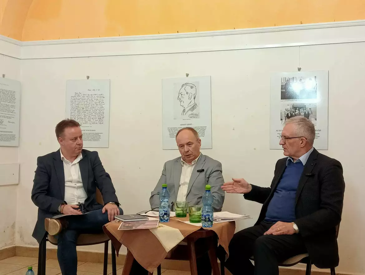 Sorsfordulóinkról a komáromi Csemadok-székházban - KÉPEKKEL